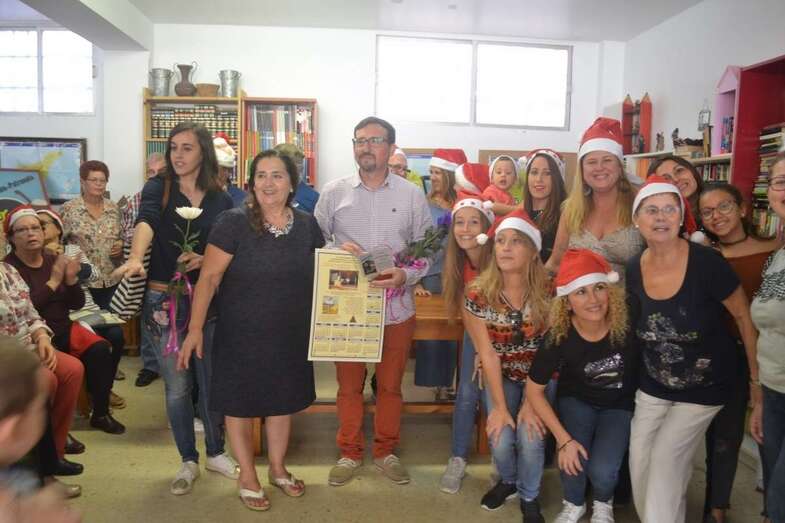 Abel Galindo con la presidenta del Patrono La Sal y un grupo de socias del colectivo (Foto Inma Perera)